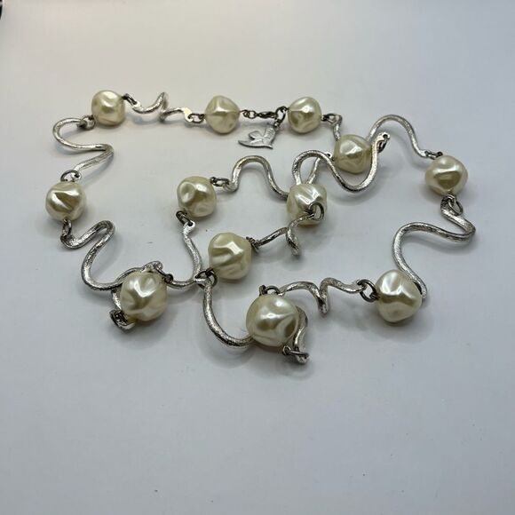 Cecile Jeanne Paris, Faux pearls and silver tone necklace. - Picture 1 of 5